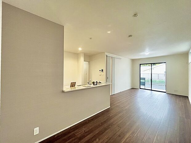 家族や友人、両親、親戚とこれから沢山の時間を紡ぐのだろう。そこを彩るのは窓から見える青い空、心地よい緑。そんなイメージが膨らむリビングスペース。