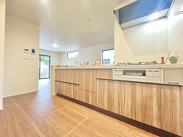 リビングにいる家族の顔が見渡せるカウンターキッチン。お料理もより一層おいしく、楽しく。食器棚を背面に設置しても十分な広さを確保しています。