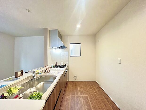 家族が一番集まる場所だから広々としつつも素敵な空間であって欲しい。皆がくつろぐリビングからキッチンまでが一つに繋がる空間。