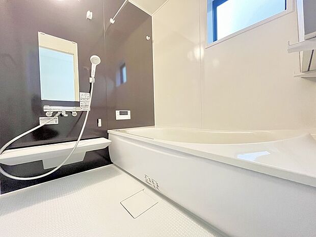 落ち着いた色味の浴室で1日の疲れをゆっくりと癒してください。