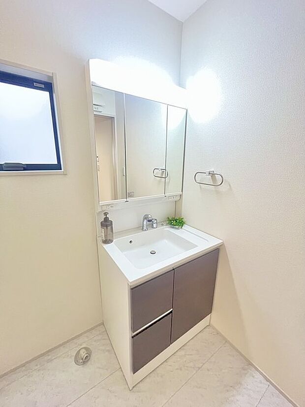 使い勝手の良い洗面台、窓があることで換気もしやすく清潔感のある空間を保てます。