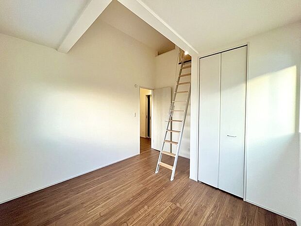 部屋の上部にはゆったりとしたロフトがありお子様のお楽しみスペースとしても収納スペースとして活用いただけけます。