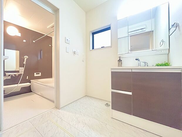 ゆとりの洗面スペースで朝の身支度もスムーズに行えます。