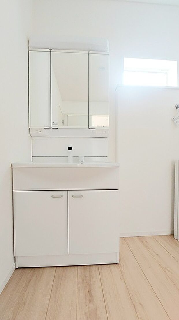お出かけ前の身だしなみに一歩差がつく三面鏡。ミラー裏にはたっぷり収納もございます。