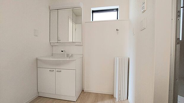 使い勝手の良い洗面台、窓があることで換気もしやすく清潔感のある空間を保てます。