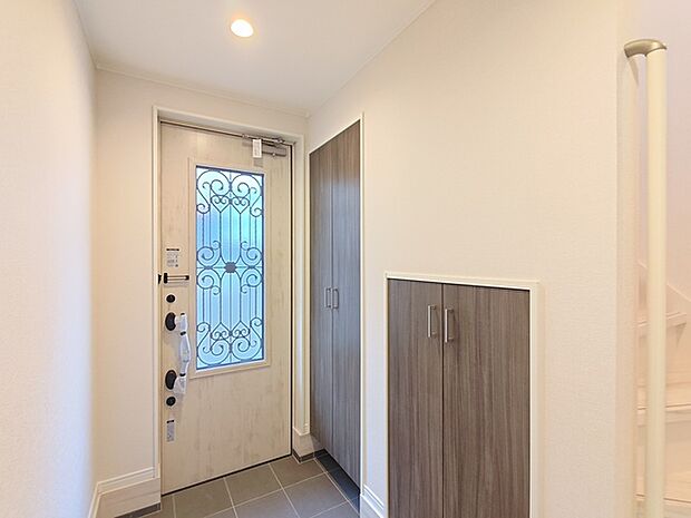 シューズインクローゼットを配した玄関ホール。