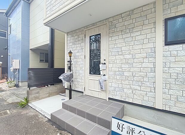 西洋風の装いがおしゃれな玄関。