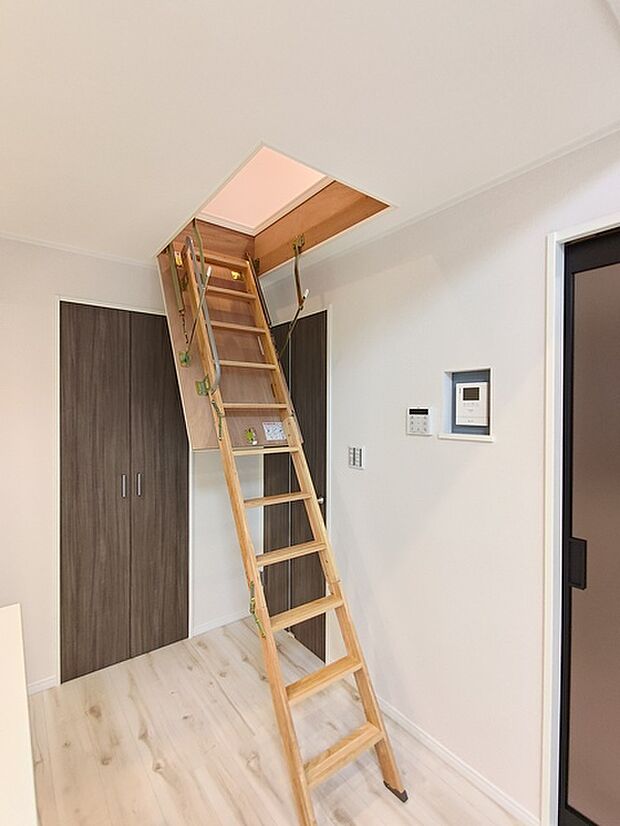 キッチンの横からはグルニエ(屋根裏収納)にアクセスできます。