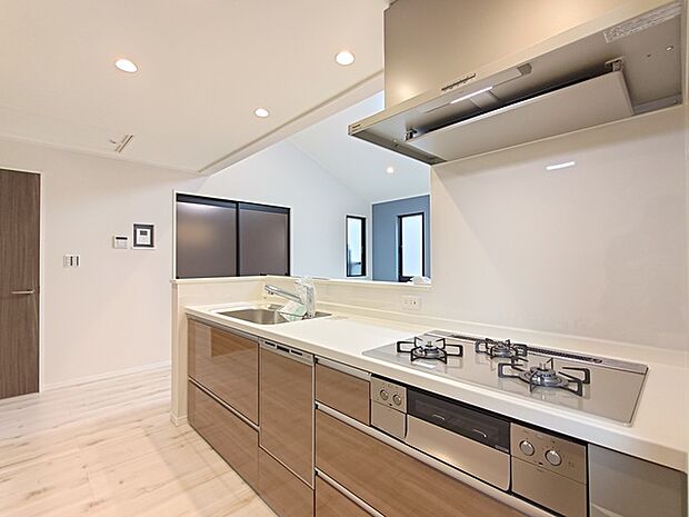 対面式のシステムキッチン。 調理しながらでも家族の様子を見守れる為、子育て世帯にもオススメです。