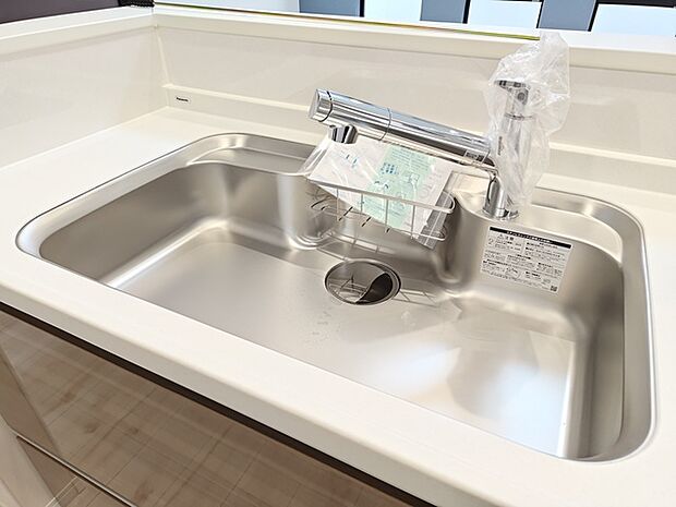 キッチンシンクには、いつでも綺麗なお水が利用できる「浄水機能付き水栓」を装備!