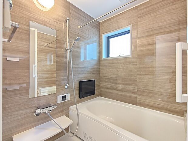 ゆったりと足を伸ばせる1坪サイズのバスルーム。 浴室テレビ付き！