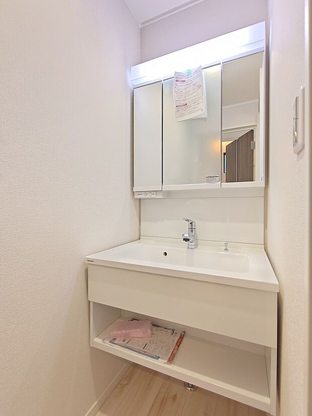 収納付きの洗面化粧台。鏡の裏側も収納棚になっています。