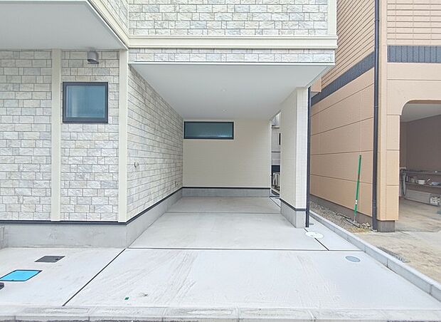 ビルトイン型のカースペース。 大切なお車を雨風から守ります。