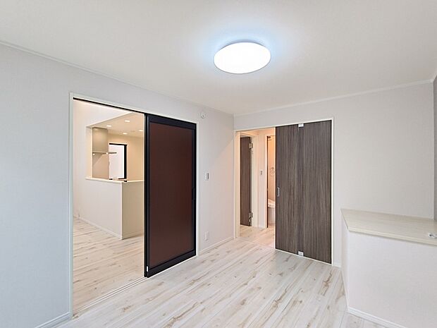 【2階洋室/約6.0帖】 リビング横の洋室は、廊下からもリビングからもアクセスできる2WAY仕様。