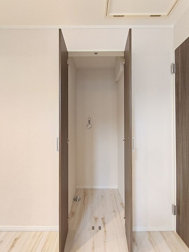 キッチンの横に洗濯機置き場あり。 家事動線の良い間取りです。