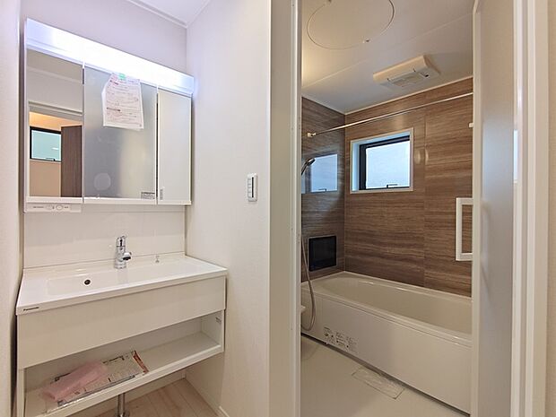 収納付きの洗面化粧台。鏡の裏側も収納棚になっています。