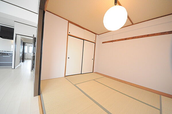 和室があるとやはりどこか心落ち着いてしまいます。客間としてもちょうど良い6帖。