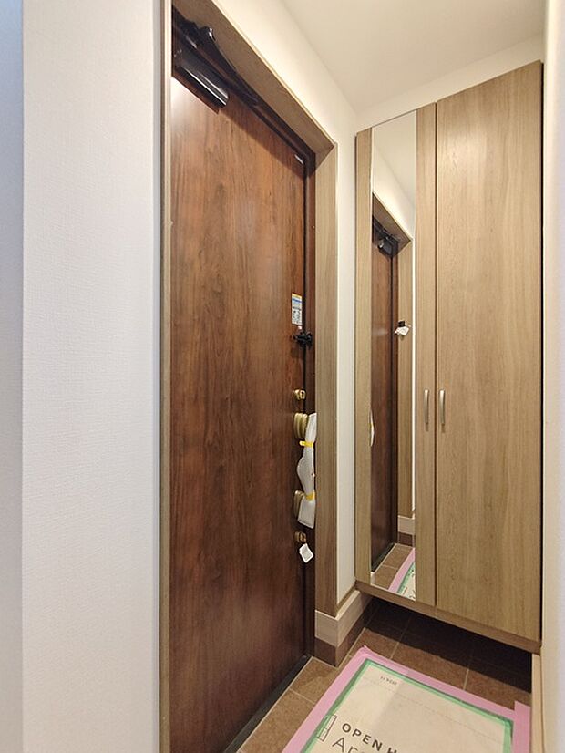 大きな靴棚を配した玄関ホール。 靴棚に設置した姿見鏡はお出かけ前の身だしなみチェックにお役立てください！