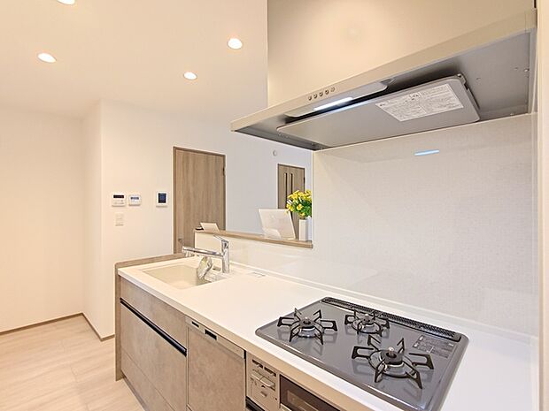 対面式のシステムキッチン。 調理しながらでも家族の様子を見守れる為、子育て世帯にもオススメです。