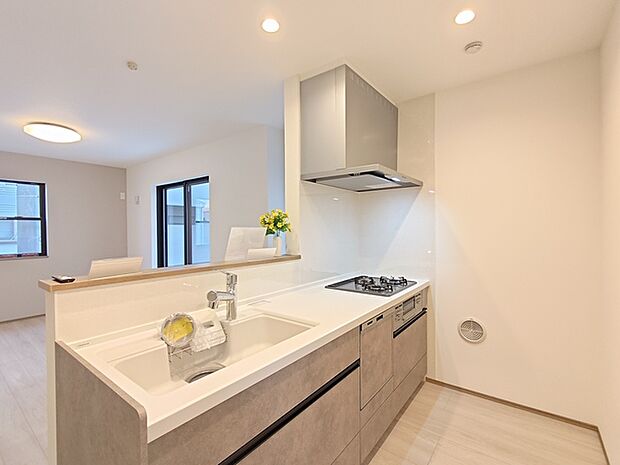 対面式のシステムキッチン。 調理しながらでも家族の様子を見守れる為、子育て世帯にもオススメです。