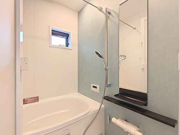 便利な浴室暖房乾燥機付きのシステムバス。 冷めにくいW保温浴槽と節水仕様シャワーヘッドを採用しました。