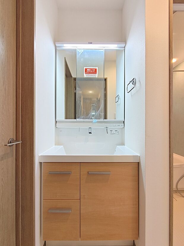 収納付きの洗面化粧台。鏡の裏側も収納棚になっています。