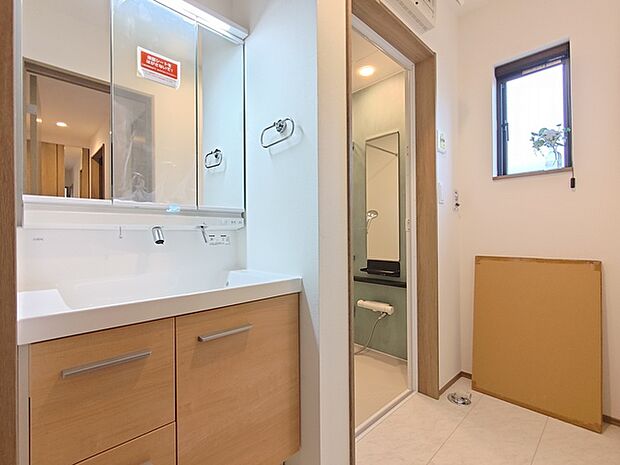 リビング側からも玄関側からも。 2WAYアクセス可能な洗面脱衣室。