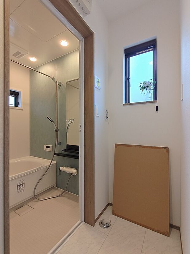 洗濯機置き場の側には換気窓が付いています。カビが発生しにくい造りです。