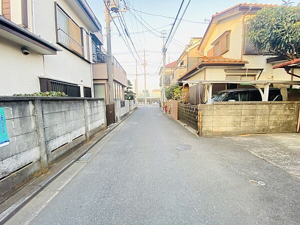 戸建てが立ち並ぶ静かな住宅街。四季折々の移り変わりを感じながら自然と楽しみ、暮らす、そんな毎日を日々の中で感じられる住環境