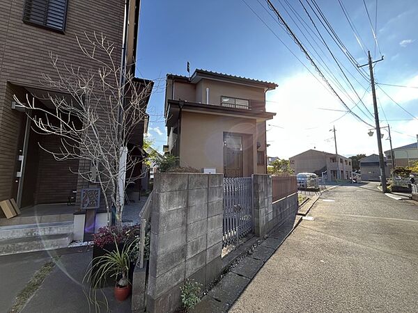 戸建てが立ち並ぶ静かな住宅街。四季折々の移り変わりを感じながら自然と楽しみ、暮らす、そんな毎日を日々の中で感じられる住環境