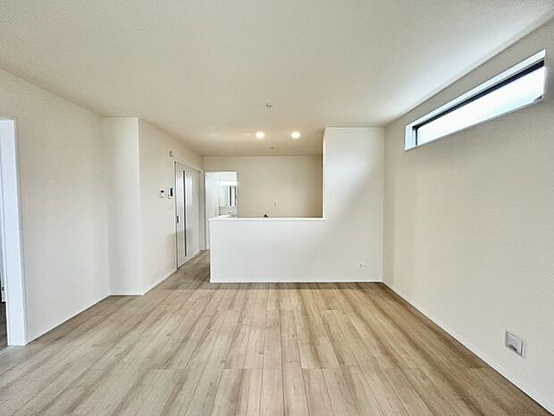 家族団欒のリビング。陽光差し込む食卓には家族の会話とスマイルが溢れます。いつまでもここで食卓を囲みたくなる、そう感じさせてくれるスペース。 