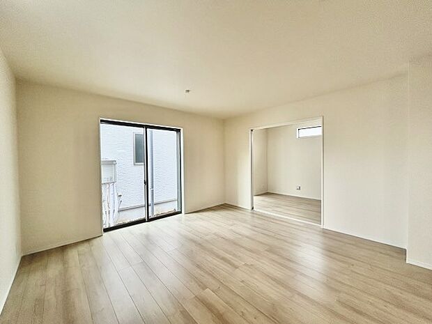 家族や友人、両親、親戚とこれから沢山の時間を紡ぐのだろう。そこを彩るのは窓から見える青い空、心地よい緑。そんなイメージが膨らむリビングスペース。