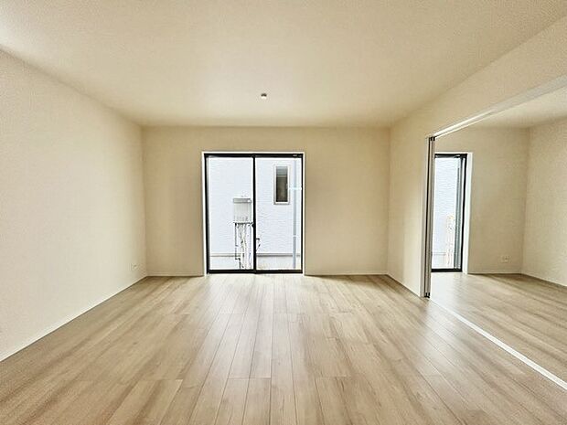 大きな開口部から明るい光が差し込むリビング。日中の室内の明るさがこの部屋の魅力です。