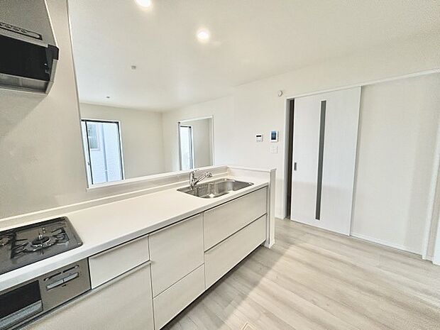 リビングにいる家族の顔が見渡せるカウンターキッチン。お料理もより一層おいしく、楽しく。食器棚を背面に設置しても十分な広さを確保しています。