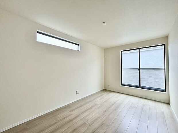 どんな家具にでも相性が良い清潔感ある白色調のクロスを採用。主張しすぎない配色、耐久性にも優れた床材は日々のメンテナンスも楽に、快適に過ごして頂けるよう考えられています。