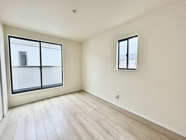 大きな開口部から明るい光が差し込む、日中の室内の明るさがこの部屋の魅力です。