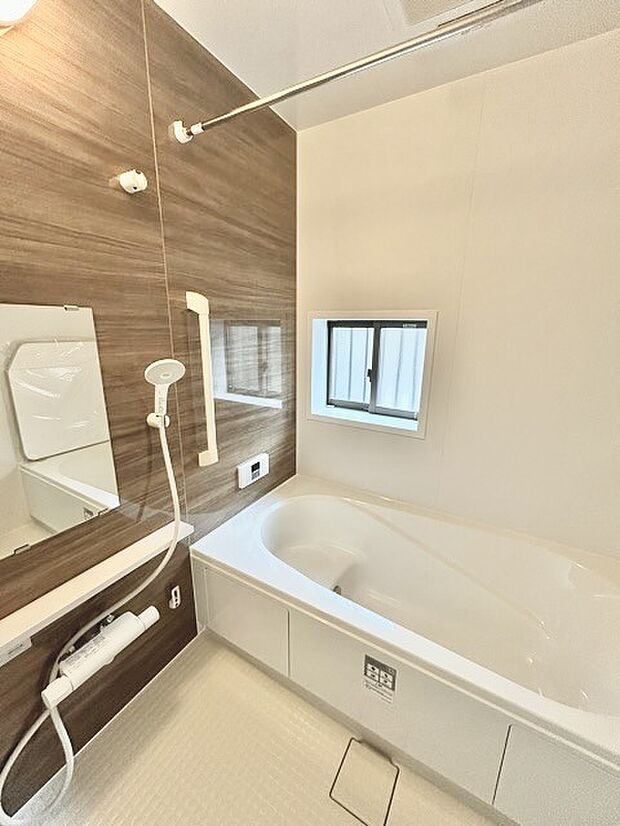 その日の疲れをゆっくりと落としてくれる場所、お子様との大事なひと時を楽しくしてくれる場所。曲線美も感じられるくつろぎのバスタブは、半身浴も楽しめる居心地の良さ。 