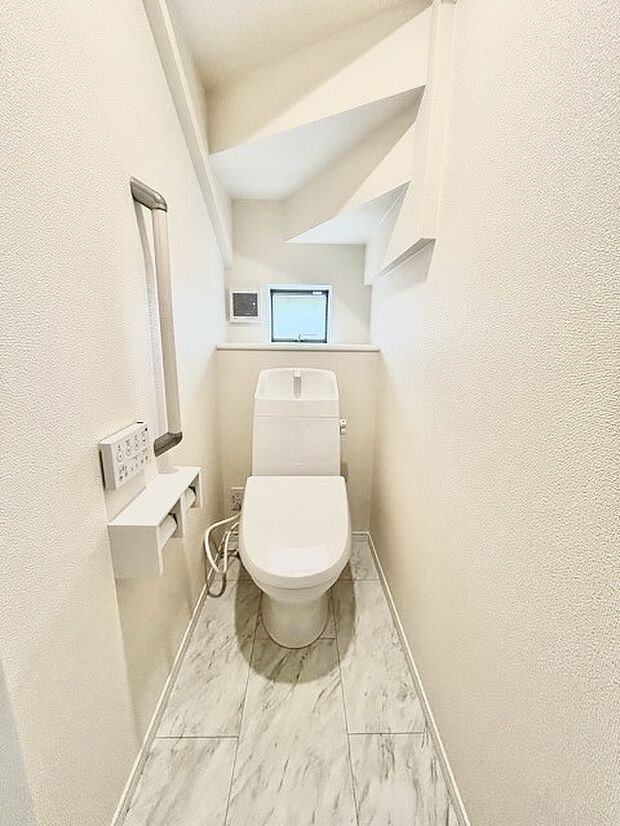 ウォシュレット機能付きのトイレ。換気のしやすい窓付きで、収納もあり実用性も兼ね備えた造り。