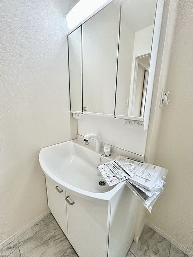 お出かけ前の身だしなみに一歩差がつく三面鏡。ミラー裏にはたっぷり収納もございます。