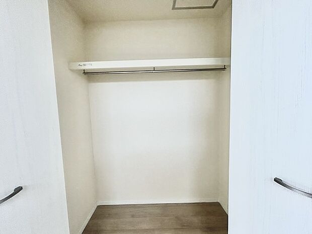 広々収納で、仕事着、普段着をまとめて収納できます。 