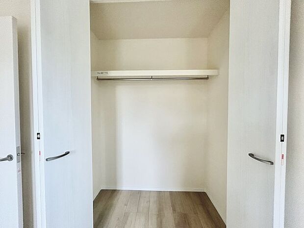 衣類の整理整頓に嬉しいクローゼット付きのお部屋。お子様のお部屋としても便利です。 