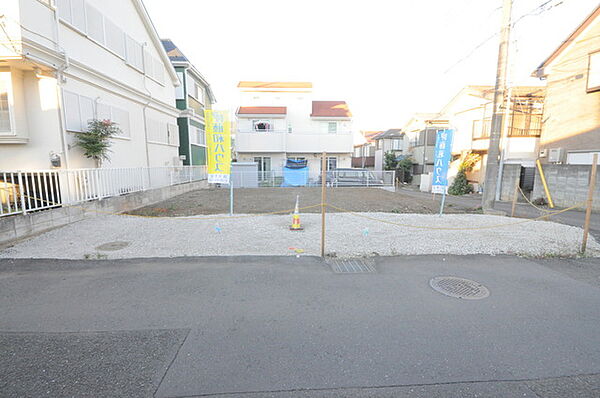 戸建てが立ち並ぶ静かな住宅街。四季折々の移り変わりを感じながら自然と楽しみ、暮らす、そんな毎日を日々の中で感じられる住環境