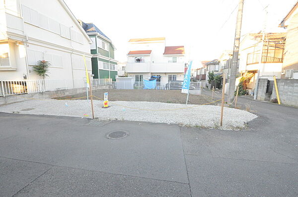 南道路に面しており日中もたくさんの陽が入ります。風通りや周辺環境など実際に現地にてご確認ください。