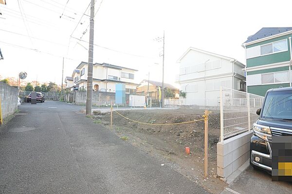 目の前の道路は車通りも少なく閑静な住宅街です。