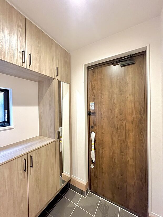 明るく開放的な玄関、靴の脱ぎ履きもしやすく、収納も豊富でご家族皆様の靴をスッキリ収納できます。 