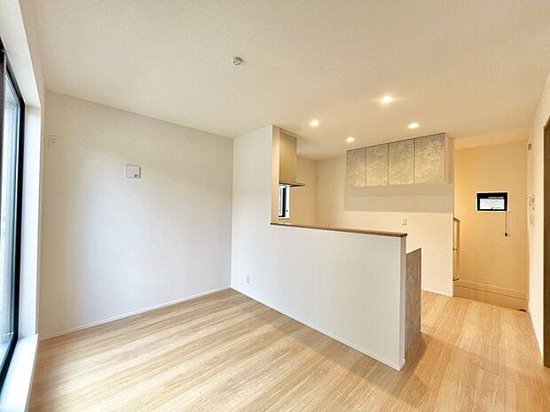 家族が一番集まる場所だから広々としつつも素敵な空間であって欲しい。皆がくつろぐリビングからキッチンまでが一つに繋がる空間。 