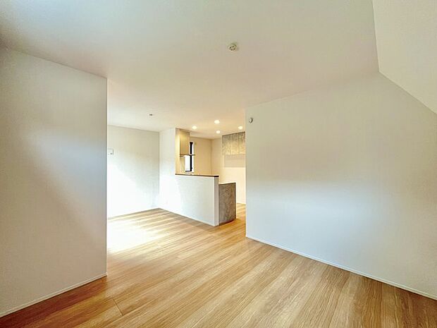 いつも家族の集まるリビングは広々とした14.1帖。通風・採光にも優れ、心安らぐ風と光がたえない空間。汎用性に富んだ居住スペースと、高揚感さえも与えてくれる住空間です。