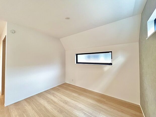 家族団欒のリビング。陽光差し込む食卓には家族の会話とスマイルが溢れます。いつまでもここで食卓を囲みたくなる、そう感じさせてくれるスペース。