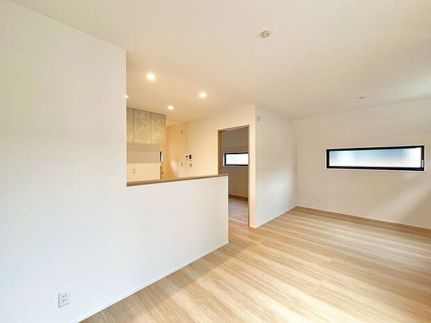 家族団欒のリビング。陽光差し込む食卓には家族の会話とスマイルが溢れます。いつまでもここで食卓を囲みたくなる、そう感じさせてくれるスペース。