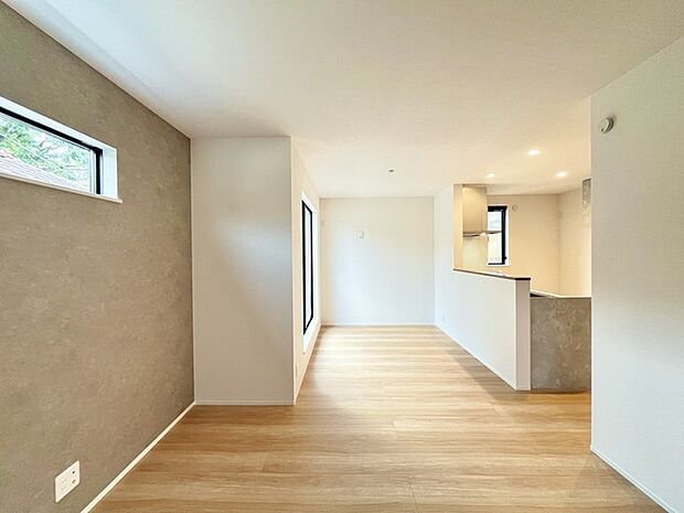 大きな開口部から明るい光が差し込むリビング。日中の室内の明るさがこの部屋の魅力です。 